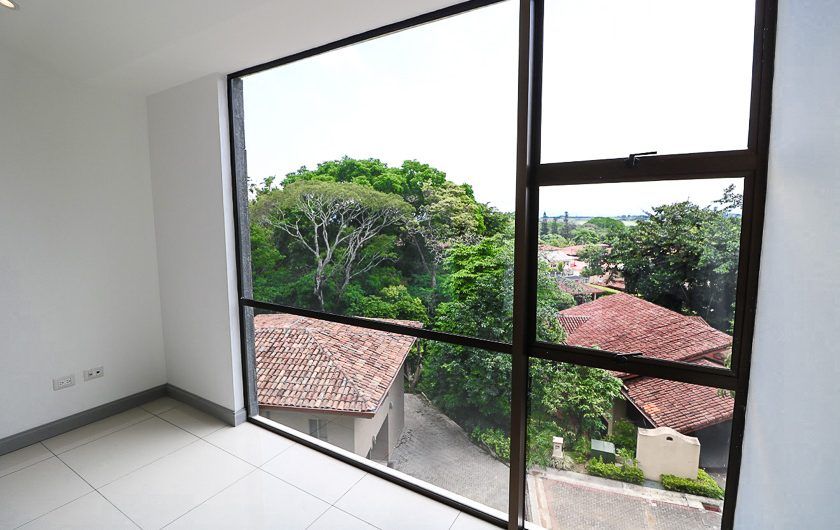 Condo moderno con vista y entorno natural en Brasil de Mora Santa Ana