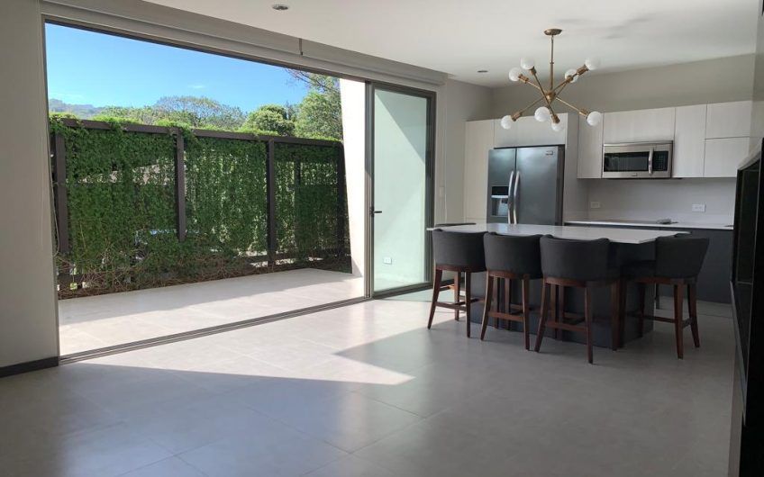 Lujoso apartamento con jardín y línea blanca en Brasil de Santa Ana