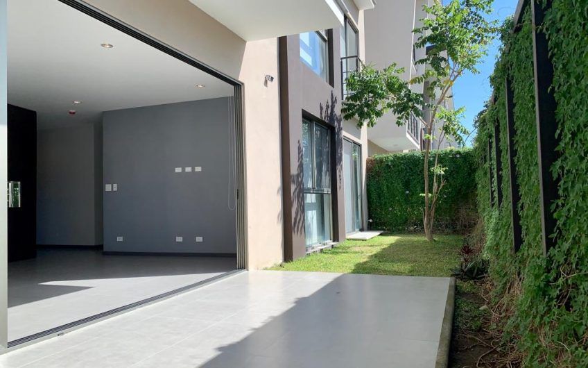 Lujoso apartamento con jardín y línea blanca en Brasil de Santa Ana