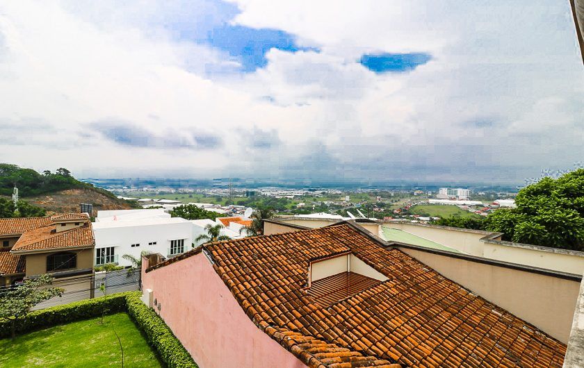 Casa de 600 m2 con 1.100 m2 de lote en Guachipelín Escazú x Distrito 4