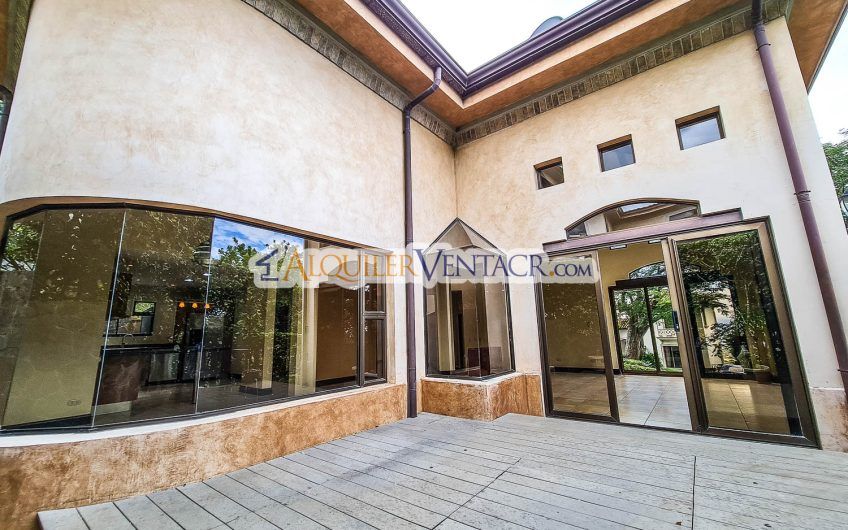 Villa Real Santa Ana! Lujosa casa de 350 m2 con 800 m2 de lote