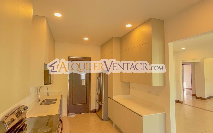 Casa de 324 m2 con 703 m2 de lote en Lindora Santa Ana x Valle del Sol