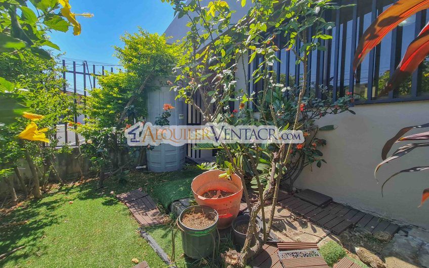 Casa de Un Nivel con jardín en Trejos Montealegre Escazú
