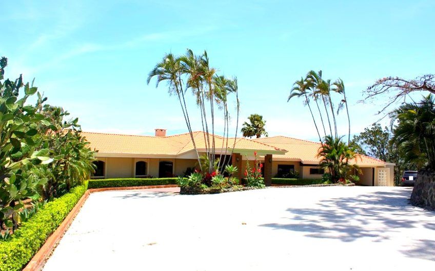 Casa de 800 m2 de Un Nivel y 11.029 m2 lote y piscina en Santa Ana