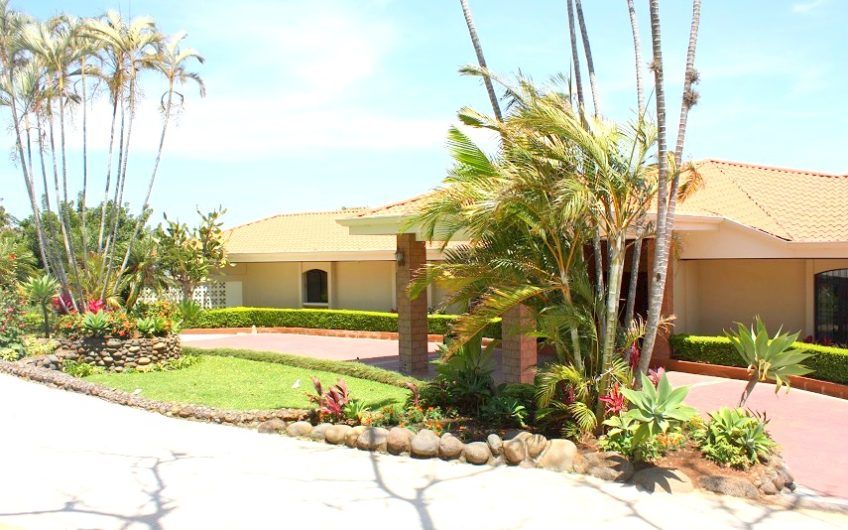Casa de 800 m2 de Un Nivel y 11.029 m2 lote y piscina en Santa Ana