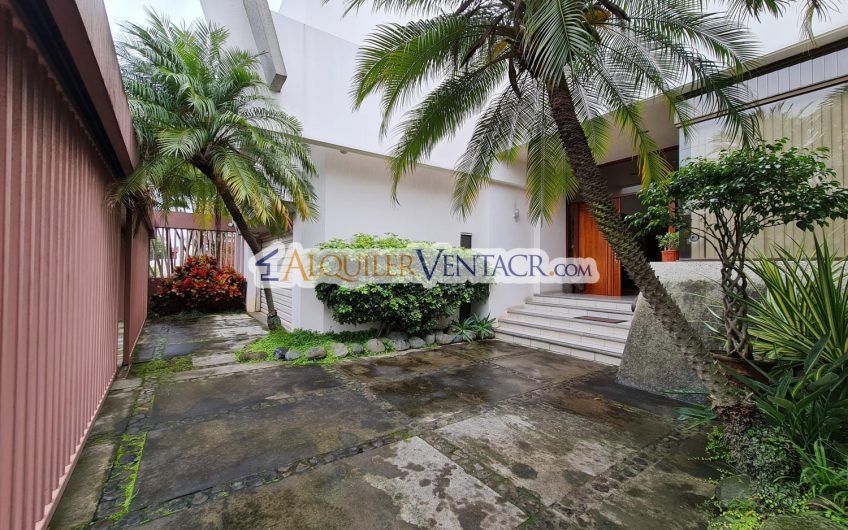 Casa de Un Nivel de 640 m2 y 625 m2 de lote Trejos Montealegre Escazú