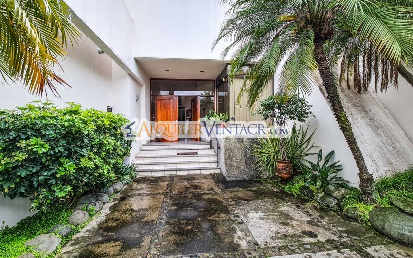 Casa de Un Nivel de 640 m2 y 625 m2 de lote Trejos Montealegre Escazú