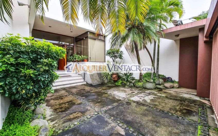 Casa de Un Nivel de 640 m2 y 625 m2 de lote Trejos Montealegre Escazú