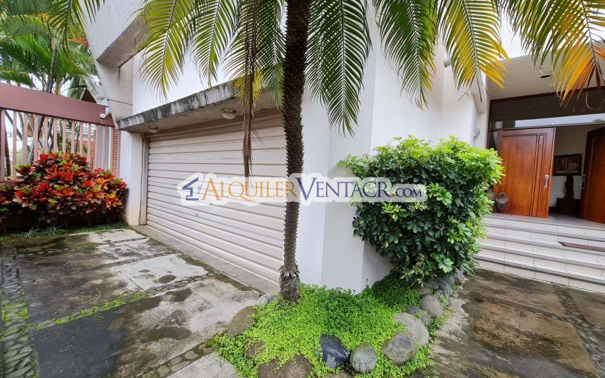 Casa de Un Nivel de 640 m2 y 625 m2 de lote Trejos Montealegre Escazú