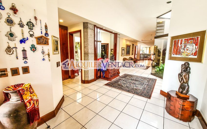 Casa de Un Nivel de 640 m2 y 625 m2 de lote Trejos Montealegre Escazú