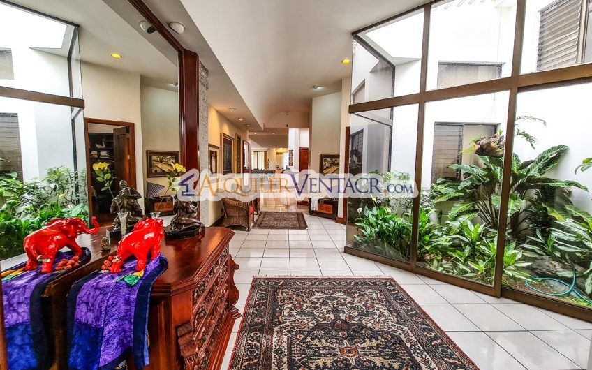 Casa de Un Nivel de 640 m2 y 625 m2 de lote Trejos Montealegre Escazú