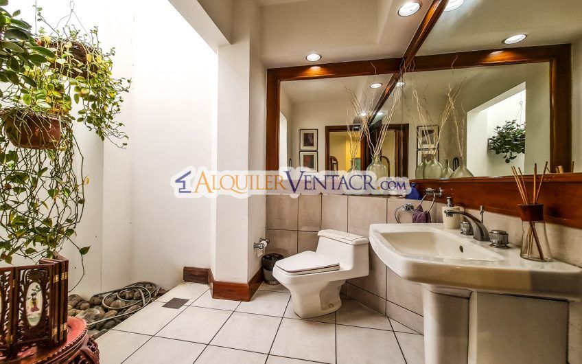 Casa de Un Nivel de 640 m2 y 625 m2 de lote Trejos Montealegre Escazú