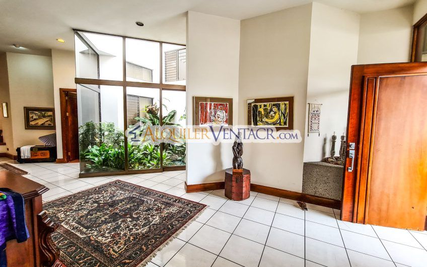 Casa de Un Nivel de 640 m2 y 625 m2 de lote Trejos Montealegre Escazú