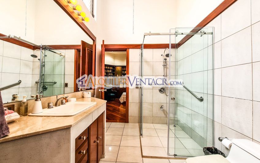 Casa de Un Nivel de 640 m2 y 625 m2 de lote Trejos Montealegre Escazú