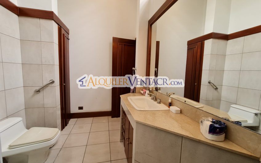 Casa de Un Nivel de 640 m2 y 625 m2 de lote Trejos Montealegre Escazú