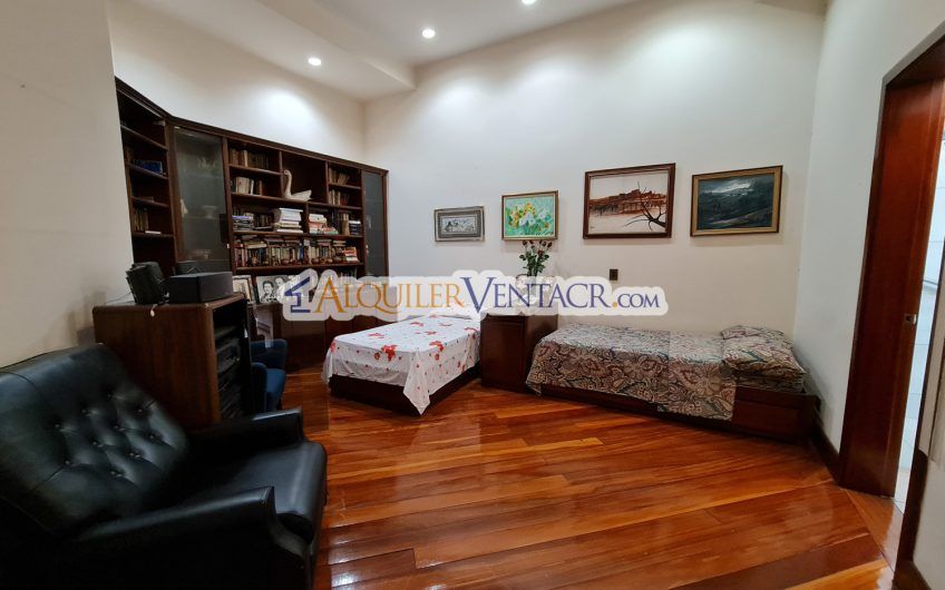 Casa de Un Nivel de 640 m2 y 625 m2 de lote Trejos Montealegre Escazú