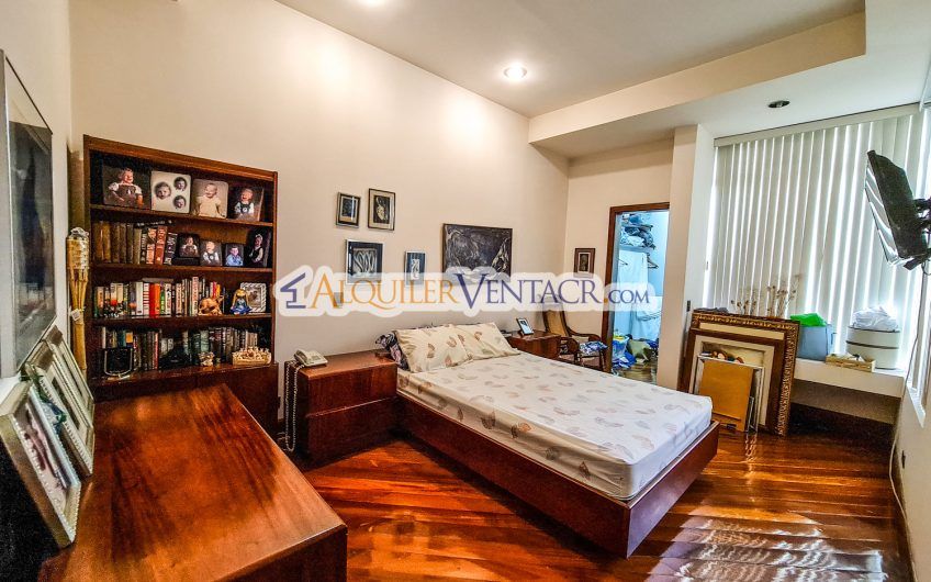 Casa de Un Nivel de 640 m2 y 625 m2 de lote Trejos Montealegre Escazú