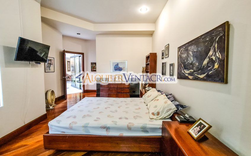 Casa de Un Nivel de 640 m2 y 625 m2 de lote Trejos Montealegre Escazú
