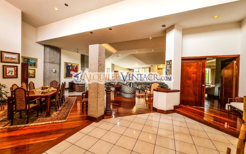 Casa de Un Nivel de 640 m2 y 625 m2 de lote Trejos Montealegre Escazú