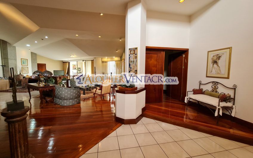 Casa de Un Nivel de 640 m2 y 625 m2 de lote Trejos Montealegre Escazú
