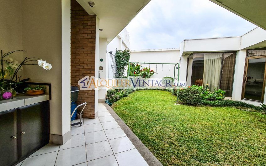 Casa de Un Nivel de 640 m2 y 625 m2 de lote Trejos Montealegre Escazú