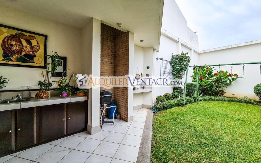 Casa de Un Nivel de 640 m2 y 625 m2 de lote Trejos Montealegre Escazú