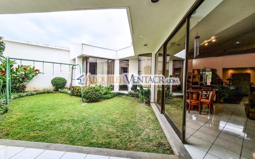 Casa de Un Nivel de 640 m2 y 625 m2 de lote Trejos Montealegre Escazú