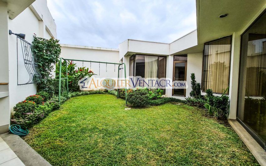 Casa de Un Nivel de 640 m2 y 625 m2 de lote Trejos Montealegre Escazú