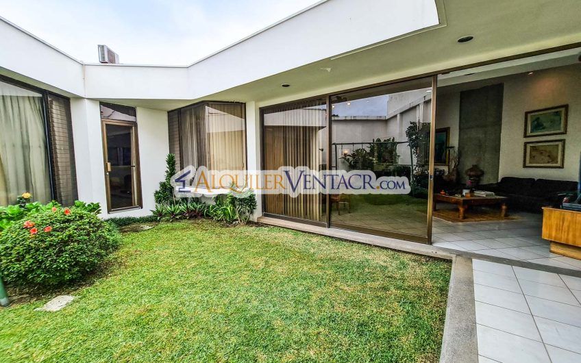 Casa de Un Nivel de 640 m2 y 625 m2 de lote Trejos Montealegre Escazú