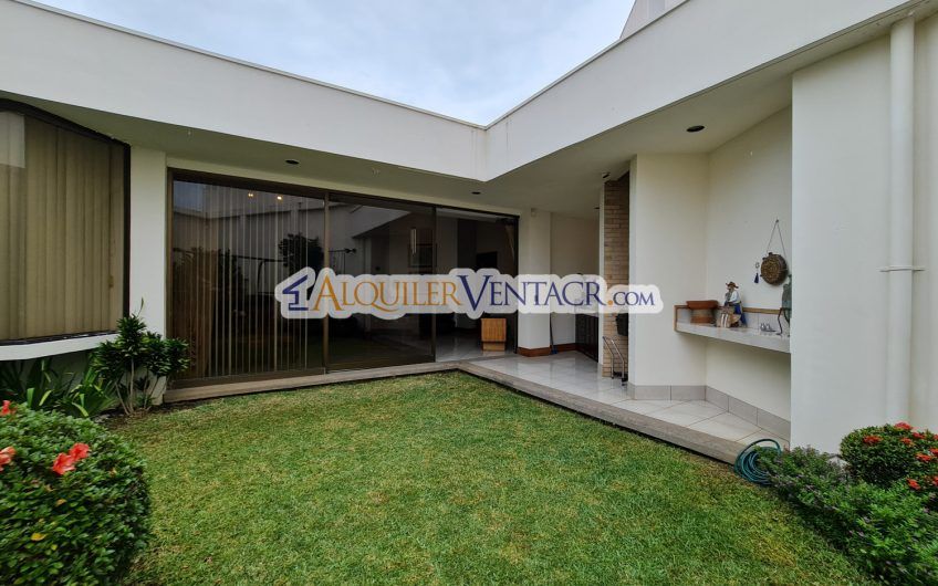 Casa de Un Nivel de 640 m2 y 625 m2 de lote Trejos Montealegre Escazú