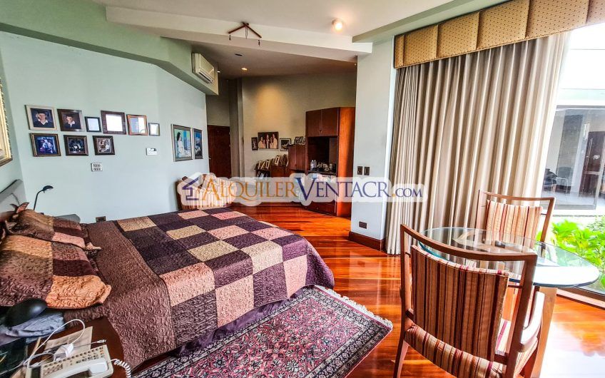 Casa de Un Nivel de 640 m2 y 625 m2 de lote Trejos Montealegre Escazú