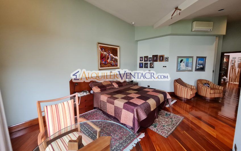 Casa de Un Nivel de 640 m2 y 625 m2 de lote Trejos Montealegre Escazú