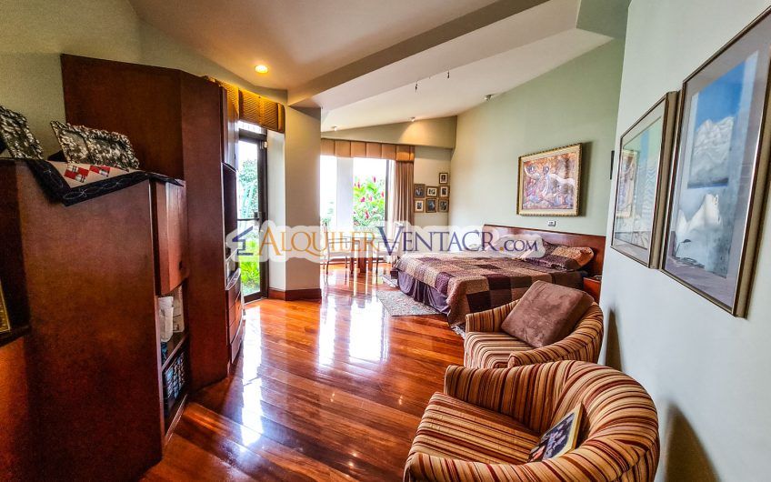 Casa de Un Nivel de 640 m2 y 625 m2 de lote Trejos Montealegre Escazú