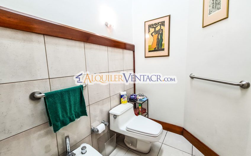 Casa de Un Nivel de 640 m2 y 625 m2 de lote Trejos Montealegre Escazú