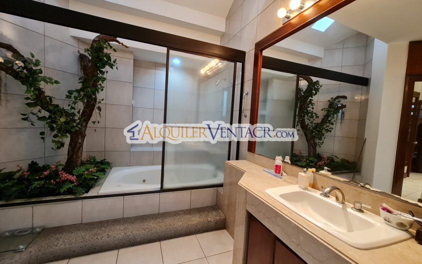 Casa de Un Nivel de 640 m2 y 625 m2 de lote Trejos Montealegre Escazú