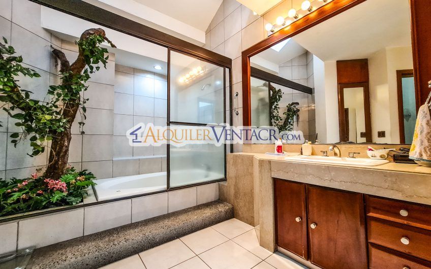 Casa de Un Nivel de 640 m2 y 625 m2 de lote Trejos Montealegre Escazú