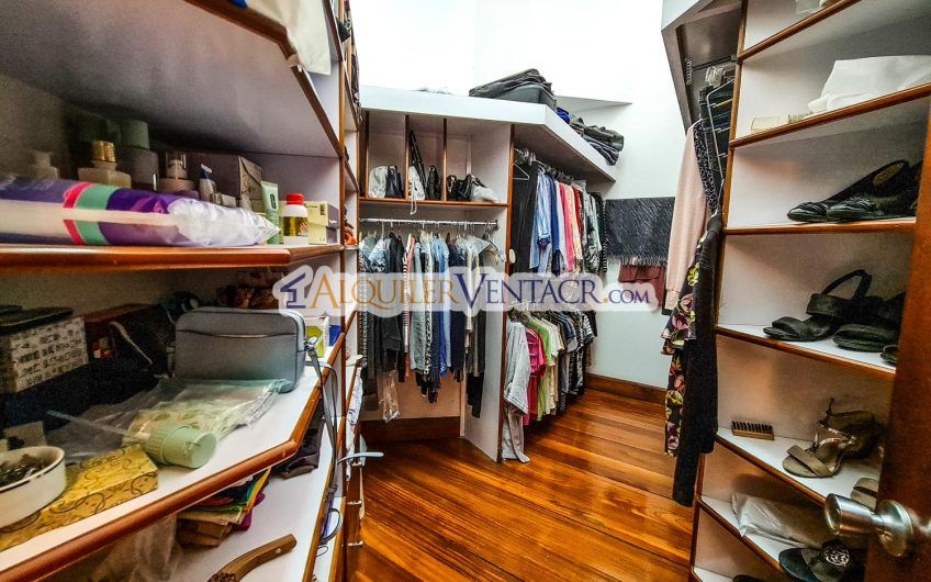Casa de Un Nivel de 640 m2 y 625 m2 de lote Trejos Montealegre Escazú
