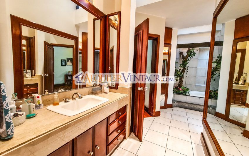 Casa de Un Nivel de 640 m2 y 625 m2 de lote Trejos Montealegre Escazú