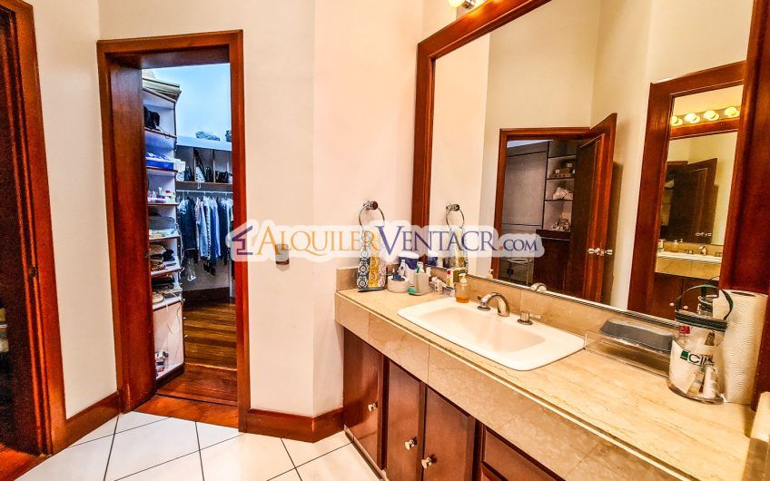 Casa de Un Nivel de 640 m2 y 625 m2 de lote Trejos Montealegre Escazú