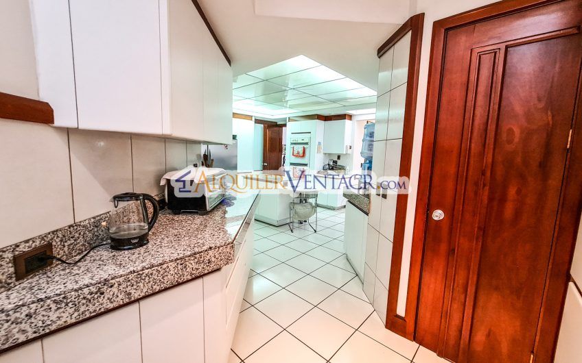 Casa de Un Nivel de 640 m2 y 625 m2 de lote Trejos Montealegre Escazú