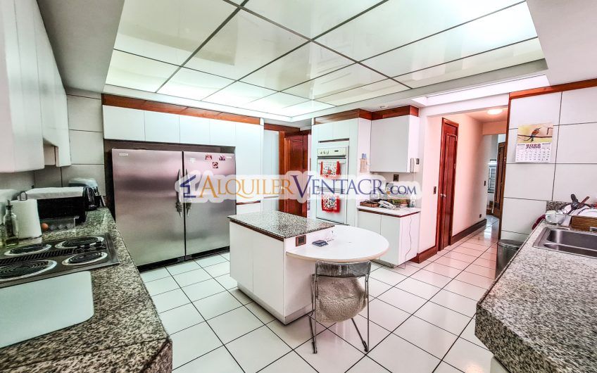 Casa de Un Nivel de 640 m2 y 625 m2 de lote Trejos Montealegre Escazú