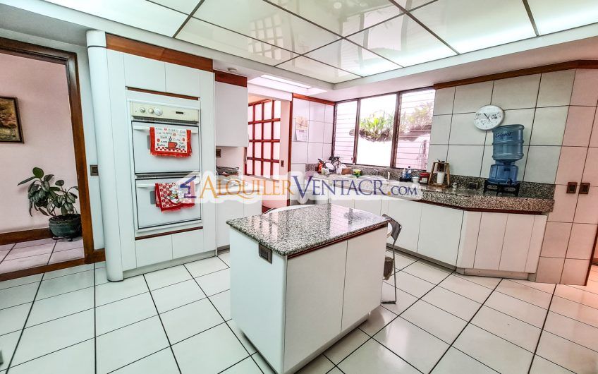 Casa de Un Nivel de 640 m2 y 625 m2 de lote Trejos Montealegre Escazú