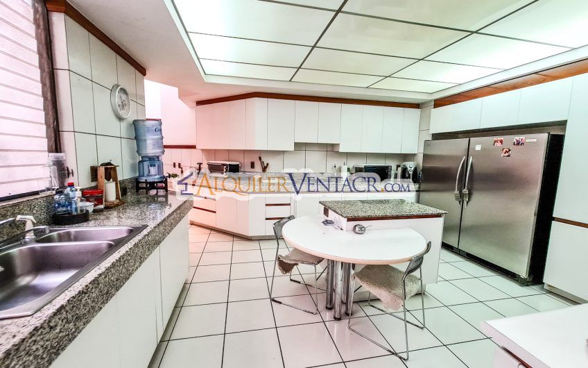 Casa de Un Nivel de 640 m2 y 625 m2 de lote Trejos Montealegre Escazú