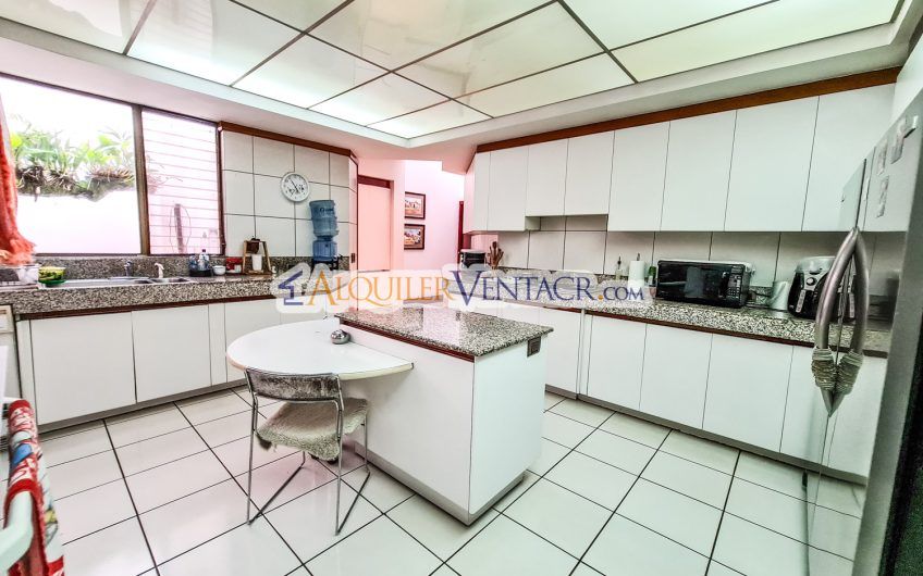 Casa de Un Nivel de 640 m2 y 625 m2 de lote Trejos Montealegre Escazú