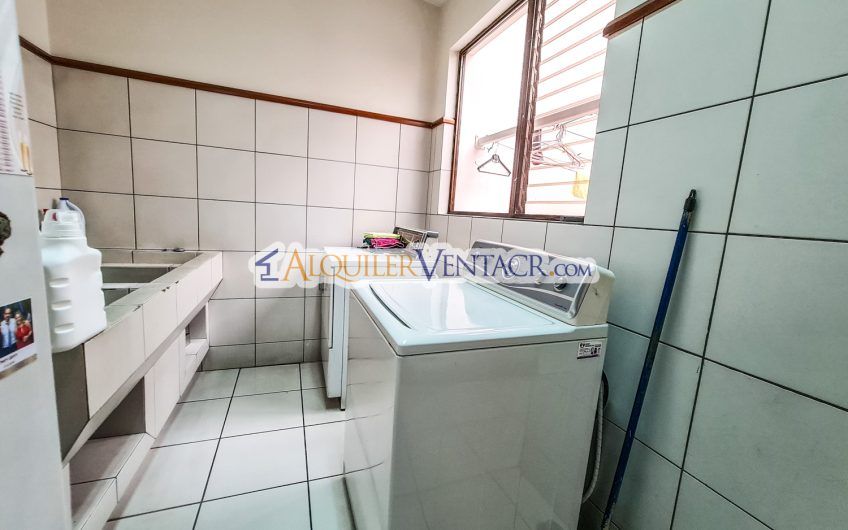 Casa de Un Nivel de 640 m2 y 625 m2 de lote Trejos Montealegre Escazú