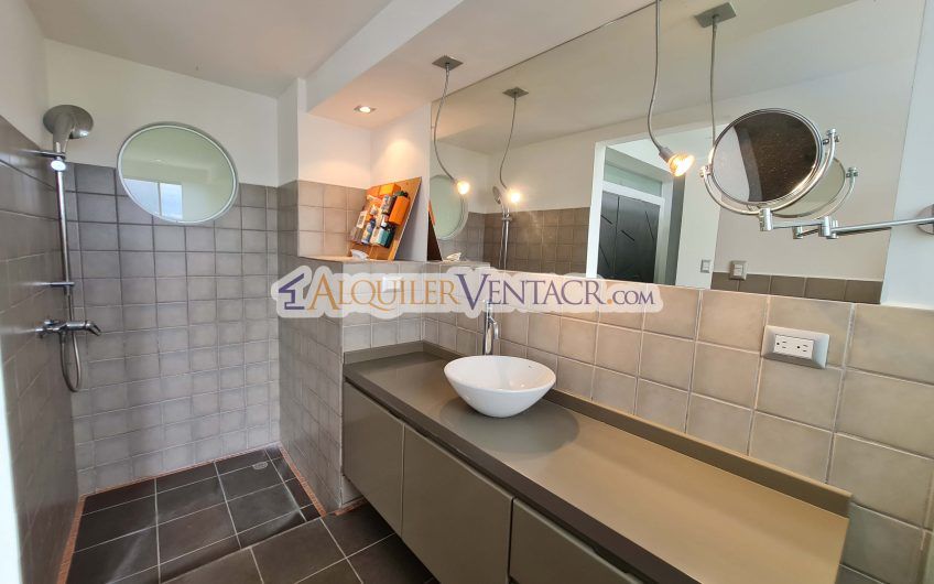 Casa con piscina propia y vistas con 2.266 m2 lote en Alto Las Palomas Santa Ana