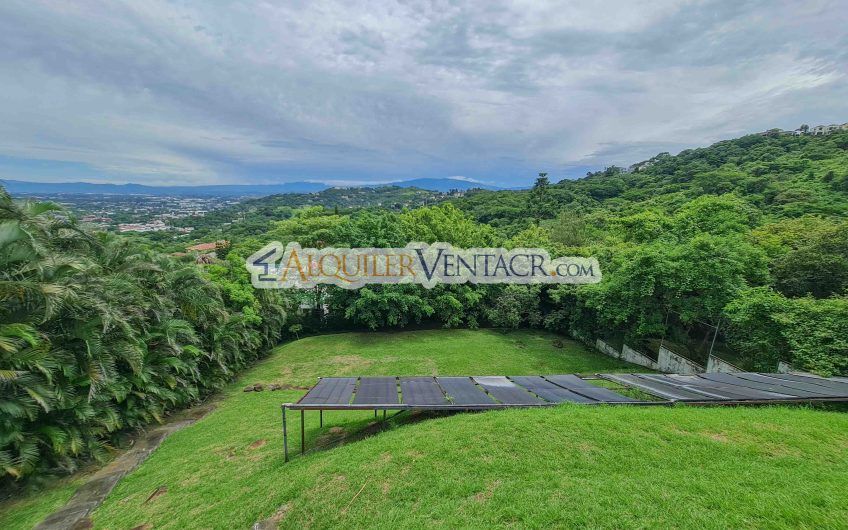 Casa con piscina propia y vistas con 2.266 m2 lote en Alto Las Palomas Santa Ana