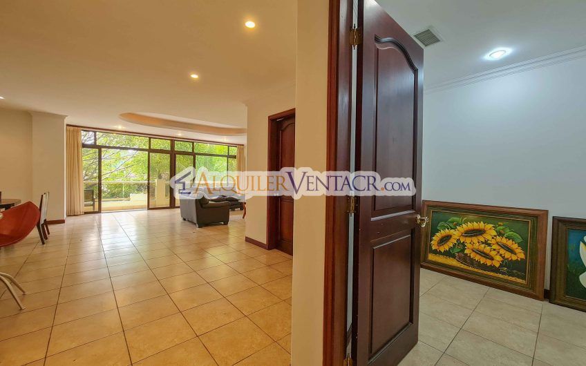 Apartamento amueblado de 224 m2 de 3 habit.+ oficina y vista en San Rafael Escazú