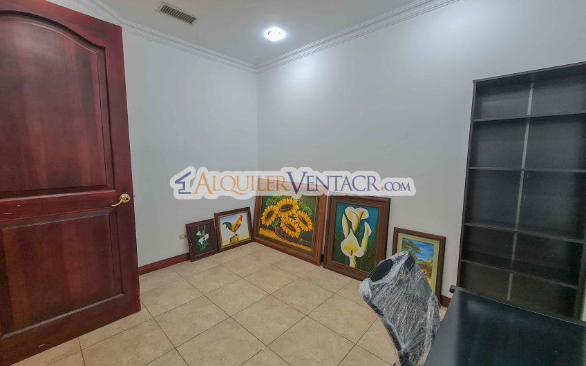 Apartamento amueblado de 224 m2 de 3 habit.+ oficina y vista en San Rafael Escazú