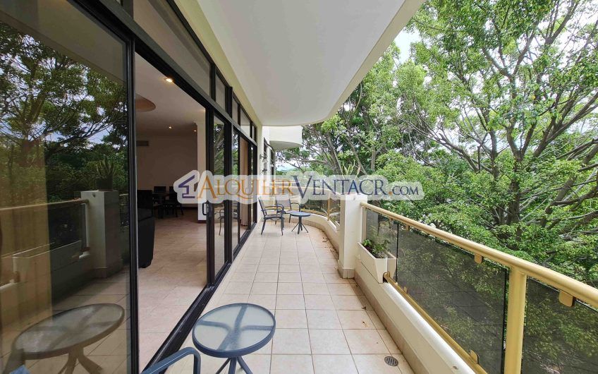 Apartamento amueblado de 224 m2 de 3 habit.+ oficina y vista en San Rafael Escazú